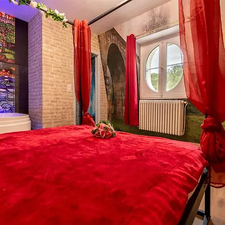 Le Chateau Des Sorciers & Experience דירה